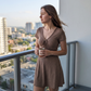 👗🔥 50% ZNIŻKI! Damska mini sukienka bodycon z dekoltem w szpic – podkreślająca sylwetkę, elegancka i idealna na imprezy, randki i wieczorne wyjścia ✨