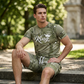 🎨👕 MĘSKI ZESTAW – KOSZULKA I SZORTY Z ARTYSTYCZNYM NADRUKIEM DENIM! 🔥✨ Stylowy komplet w modnym, artystycznym stylu jeansu – idealny na lato! 🩳🌞 Wygoda, świeży look i niepowtarzalny design w jednym. 🖌️💯