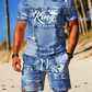 🎨👕 MĘSKI ZESTAW – KOSZULKA I SZORTY Z ARTYSTYCZNYM NADRUKIEM DENIM! 🔥✨ Stylowy komplet w modnym, artystycznym stylu jeansu – idealny na lato! 🩳🌞 Wygoda, świeży look i niepowtarzalny design w jednym. 🖌️💯
