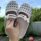👡 Damskie oddychające muły – 50% ZNIŻKI! OFERTA LIMITOWANA! Zamknięty nosek, przewiewny materiał, wygodny fason – idealne na lato, do pracy i na co dzień. Lekkie, stylowe i komfortowe przez cały dzień. Styl bez wysiłku! ☀️👣✨